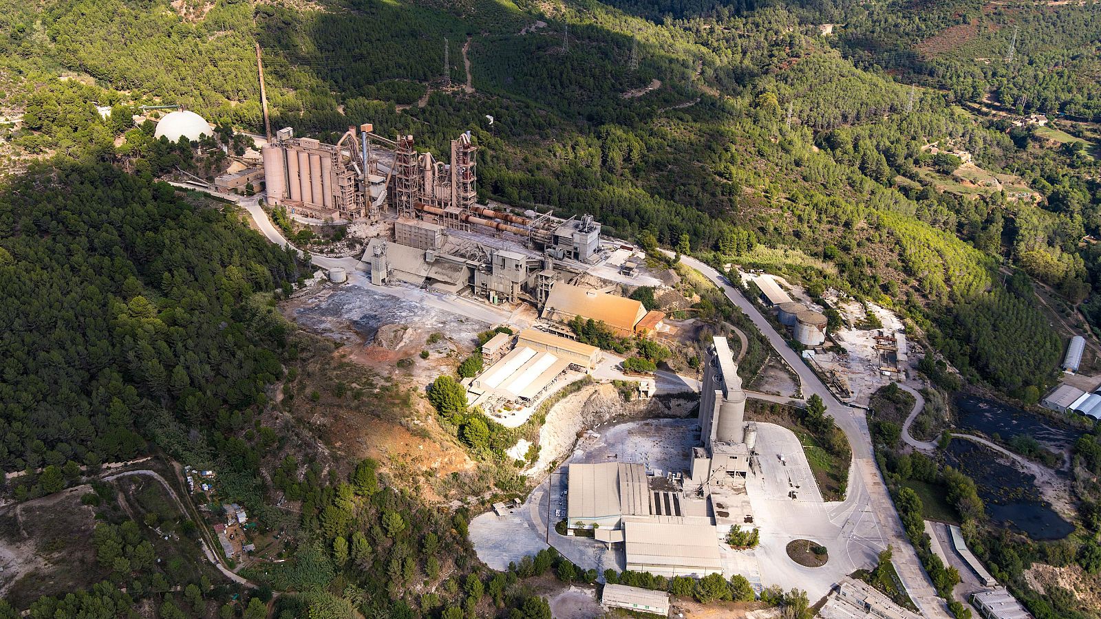 La cementera en Molins de Rei, en una imagen de archivo