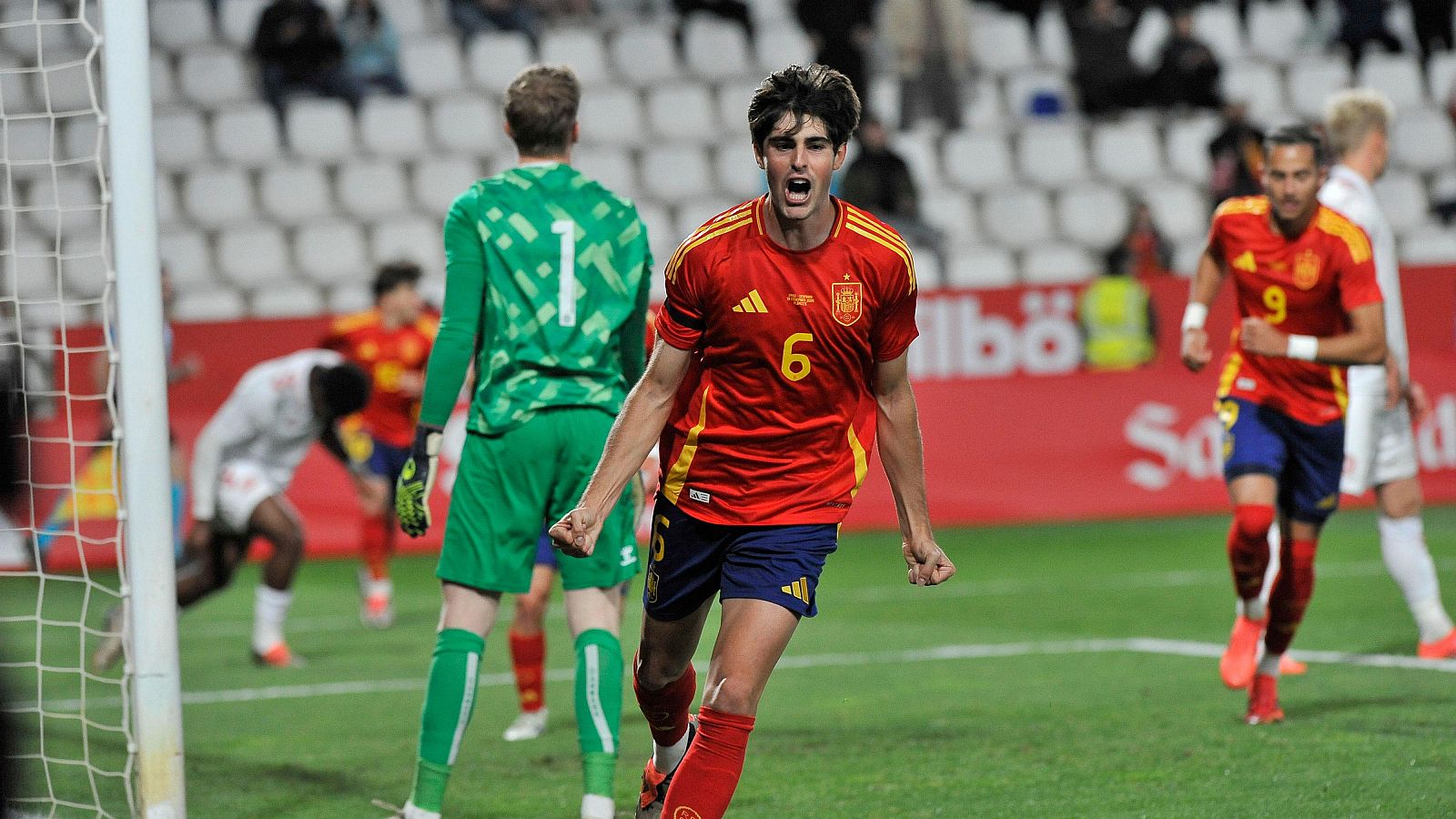 El jugador de España Javi Guerra celebra un gol durante el partido de fútbol amistoso de categoría sub 21 entre España y Dinamarca disputado en noviembre en Albacete.