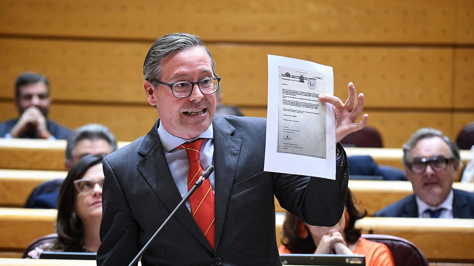 El senador del PP, Alfonso Serrano, interviene durante una sesión de control al Gobierno en el Senado