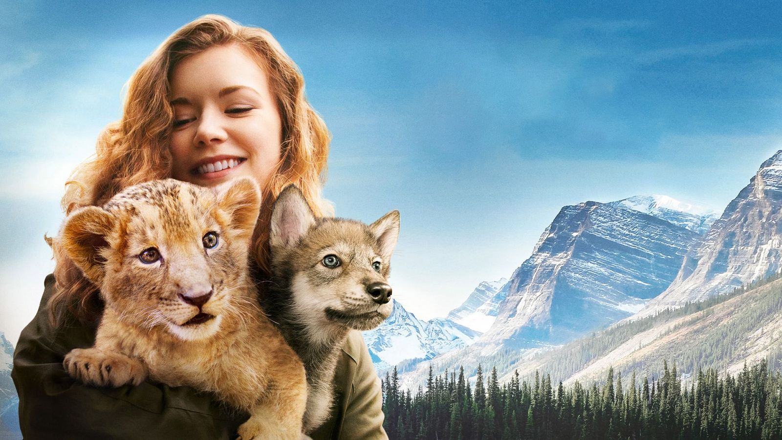 Mujer sonriente abrazando cachorros de león y lobo.  Imagen promocional relacionada con noticias culturales y la película "El lobo y el león".