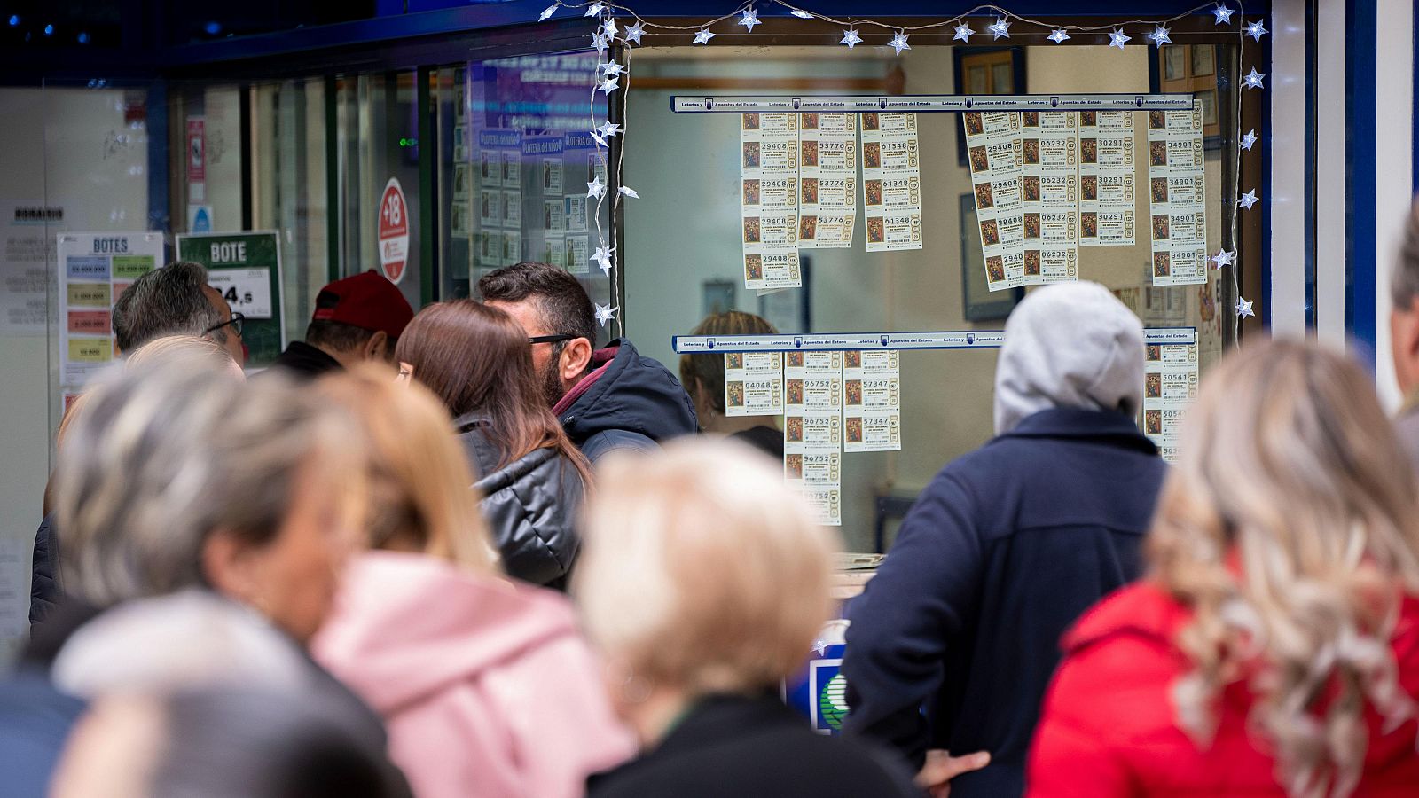 Lotería Navidad 2024: Cientos de personas apuran estos días para comprar los últimos décimos de lotería a 48 horas del sorteo