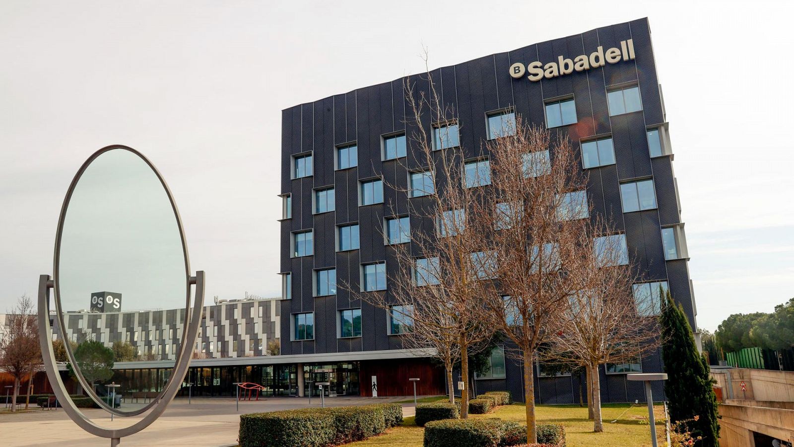 Sabadell recibirá más de 400 millones tras ganar en Reino Unido un juicio contra Cerberus por la venta de activos tóxicos