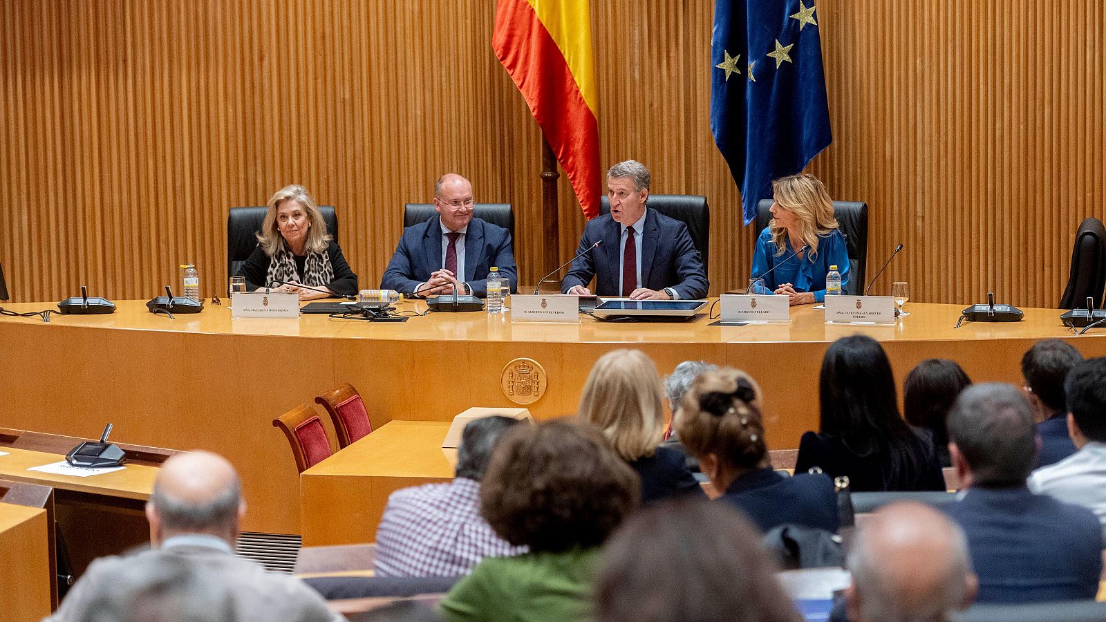 El líder del Partido Popular, Alberto Núñez Feijóo (2D), interviene en las jornadas ‘Constitución y reconstitución’