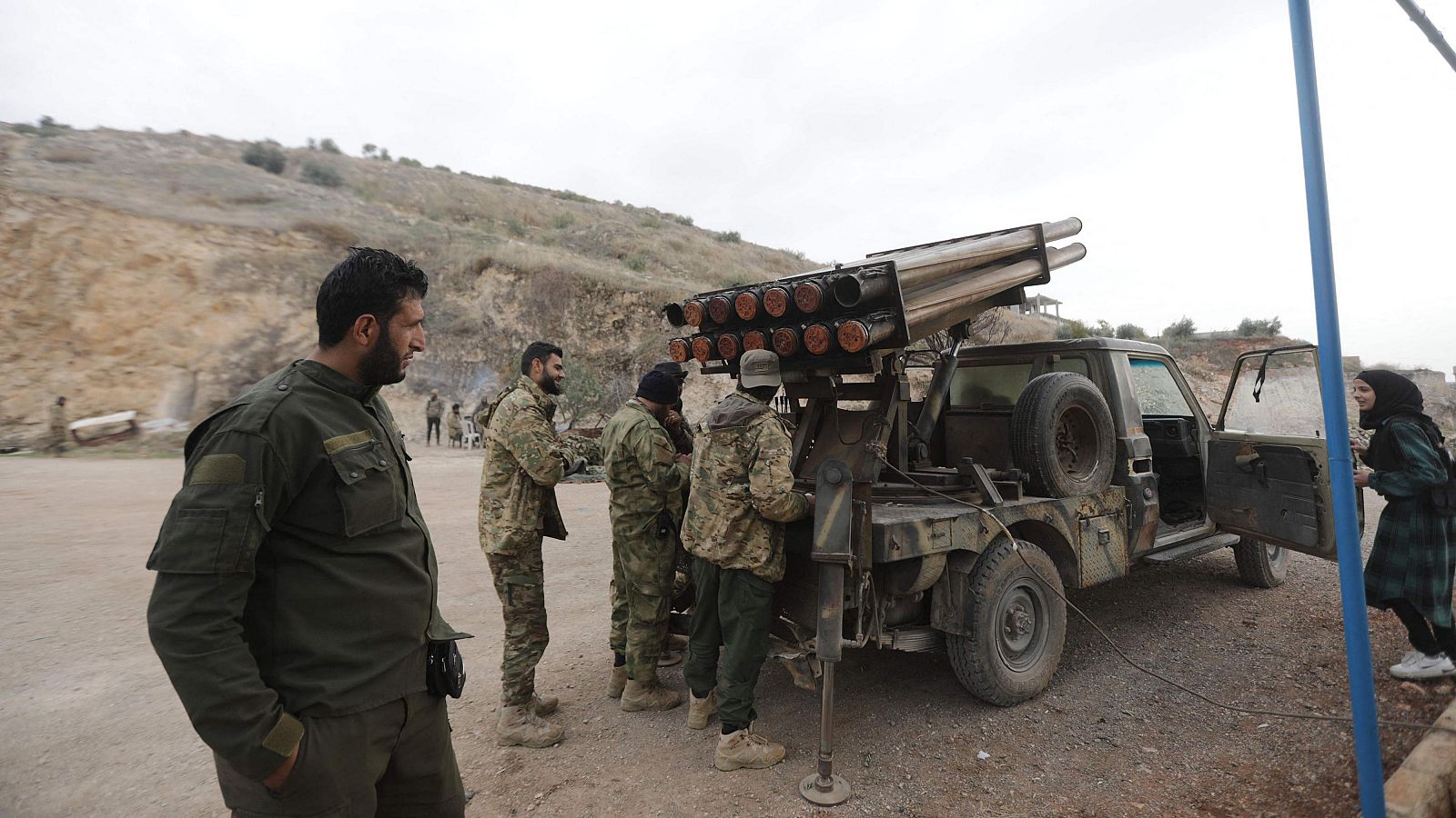 Combatientes antigubernamentales preparan un lanzacohetes en las afueras del norte de Hama, Siria