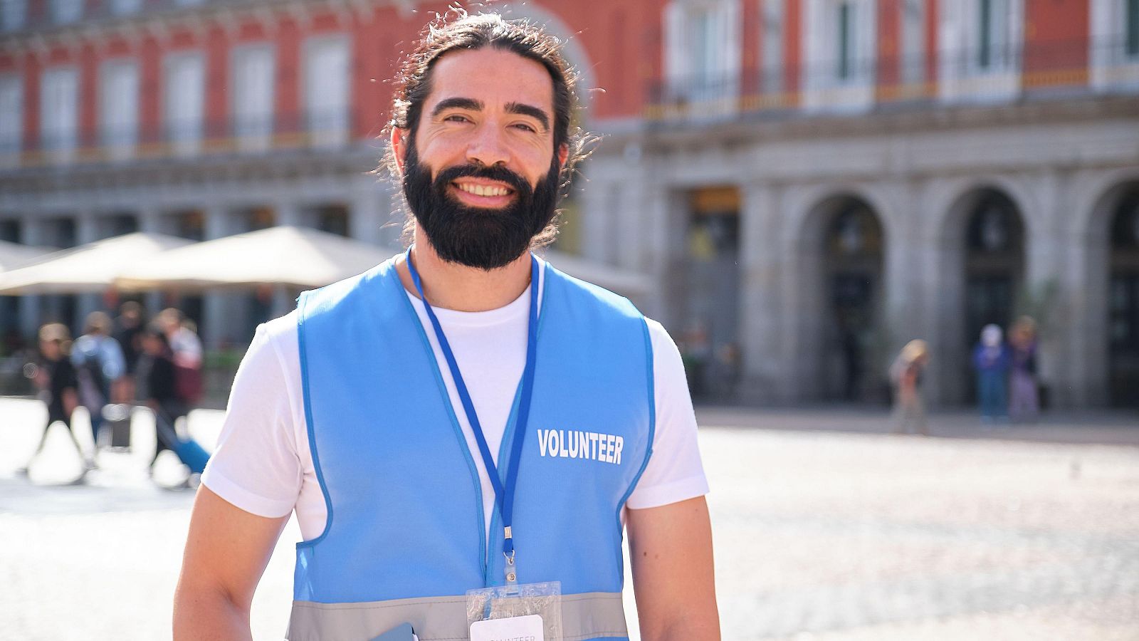 Un voluntario en la Plaza Mayor de Madrid.