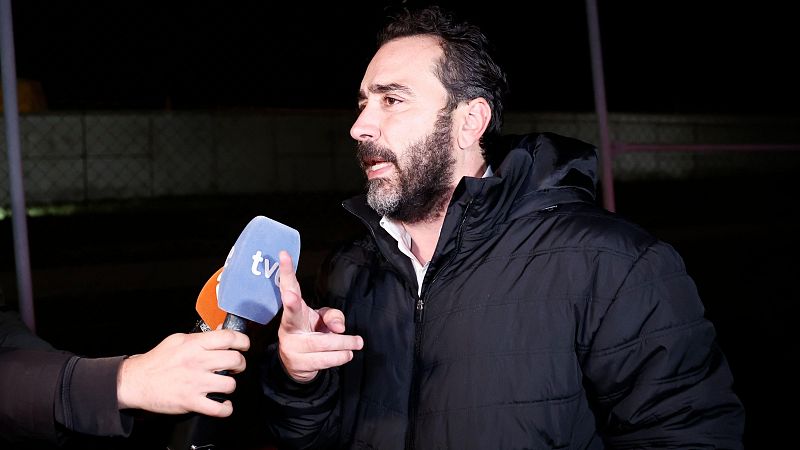 Víctor de Aldama en entrevista nocturna. Habla a un micrófono con logo "tv", gesticulando con la mano. Fondo oscuro, poca iluminación.