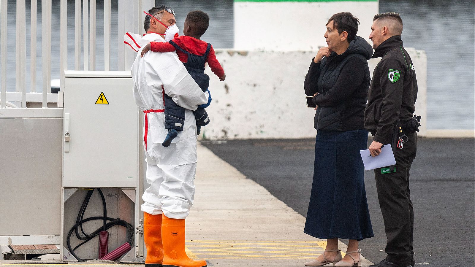 Salvamento rescata a 47 inmigrantes en Lanzarote, entre ellos un niño