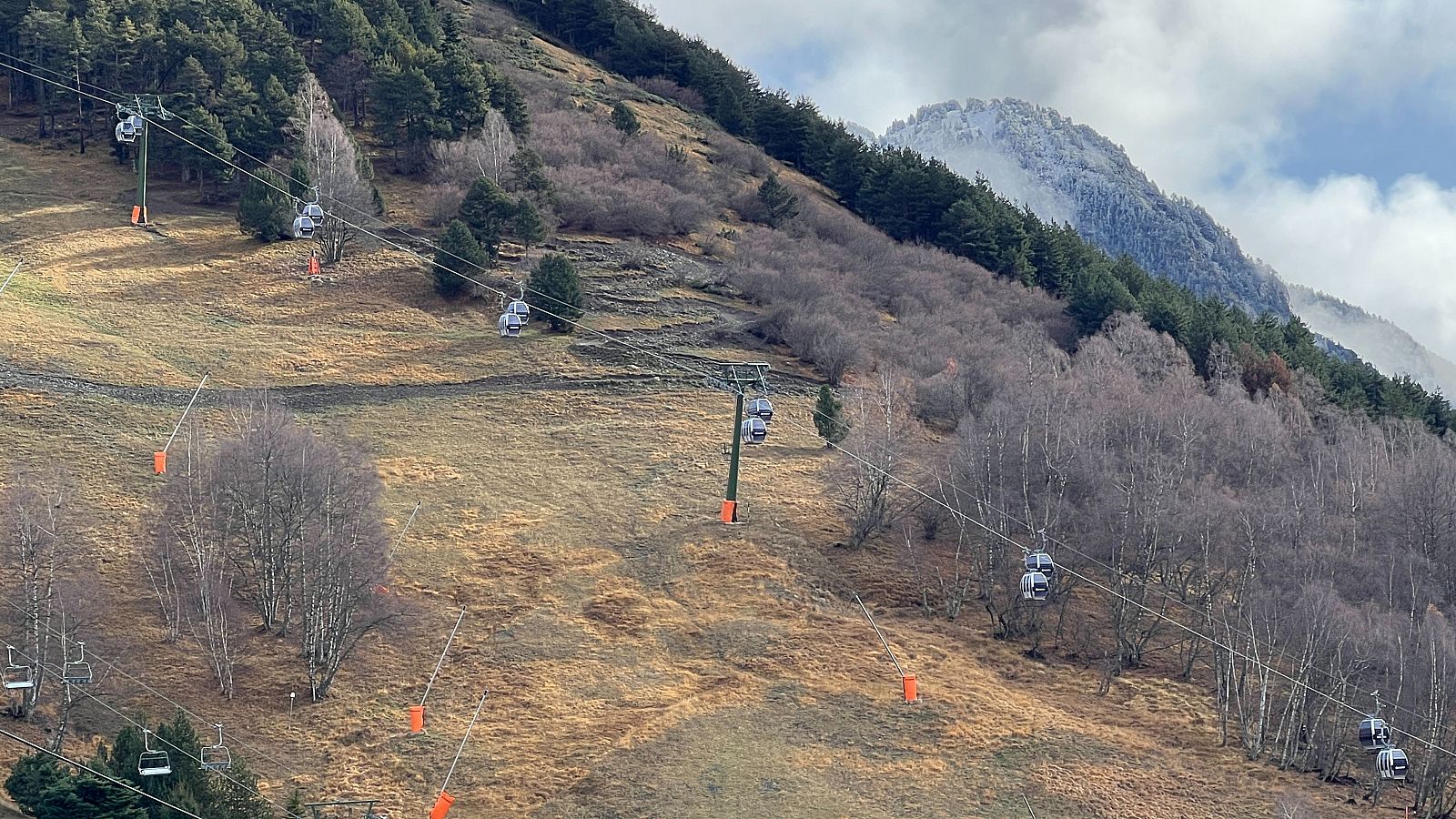 Imatge dels remuntadors a la cota 1.500 de l'estació d'esquí de Baqueira Beret