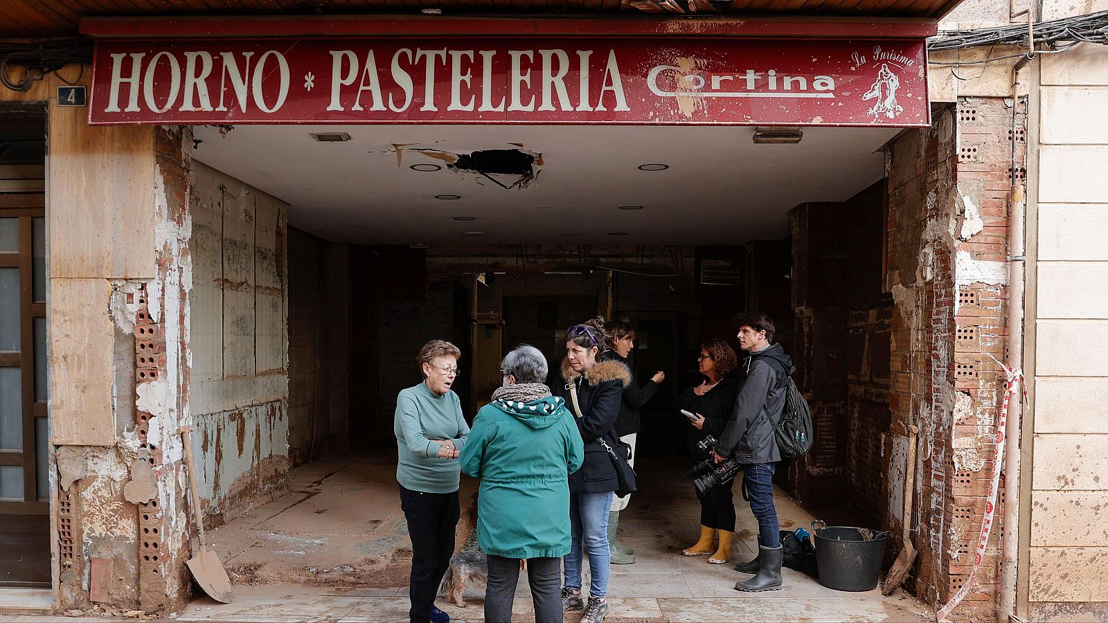 Un comercio cerrado en Paiporta, un mes después de la DANA que asoló el municipio