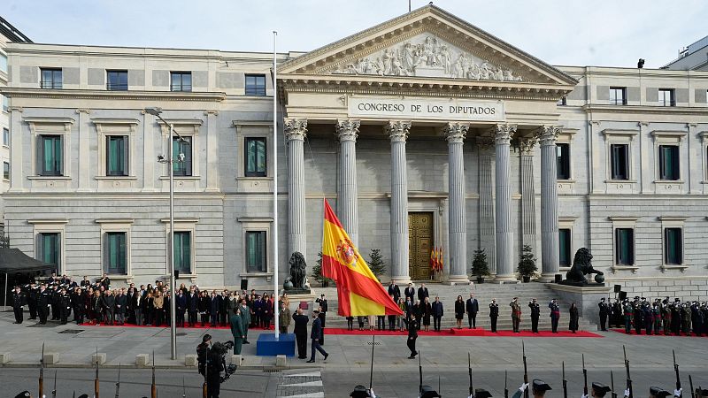 Acto conmemorativo del Día de la Constitución Española 2024 en el Congreso de los Diputados.  Izado de la bandera española ante autoridades y militares.