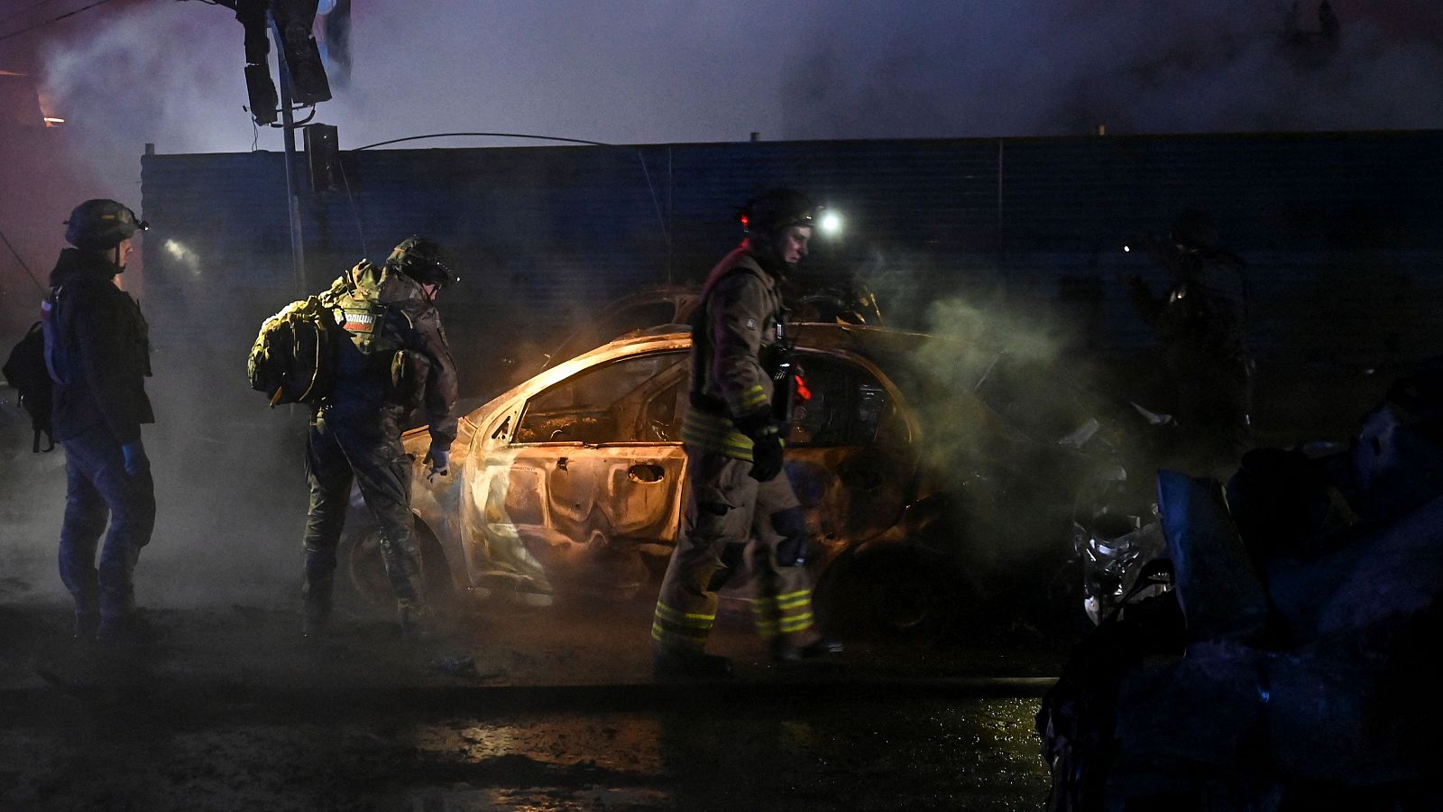 Bomberos y policías ucranianos trabajan en el lugar de un ataque aéreo ruso en Zaporiyia