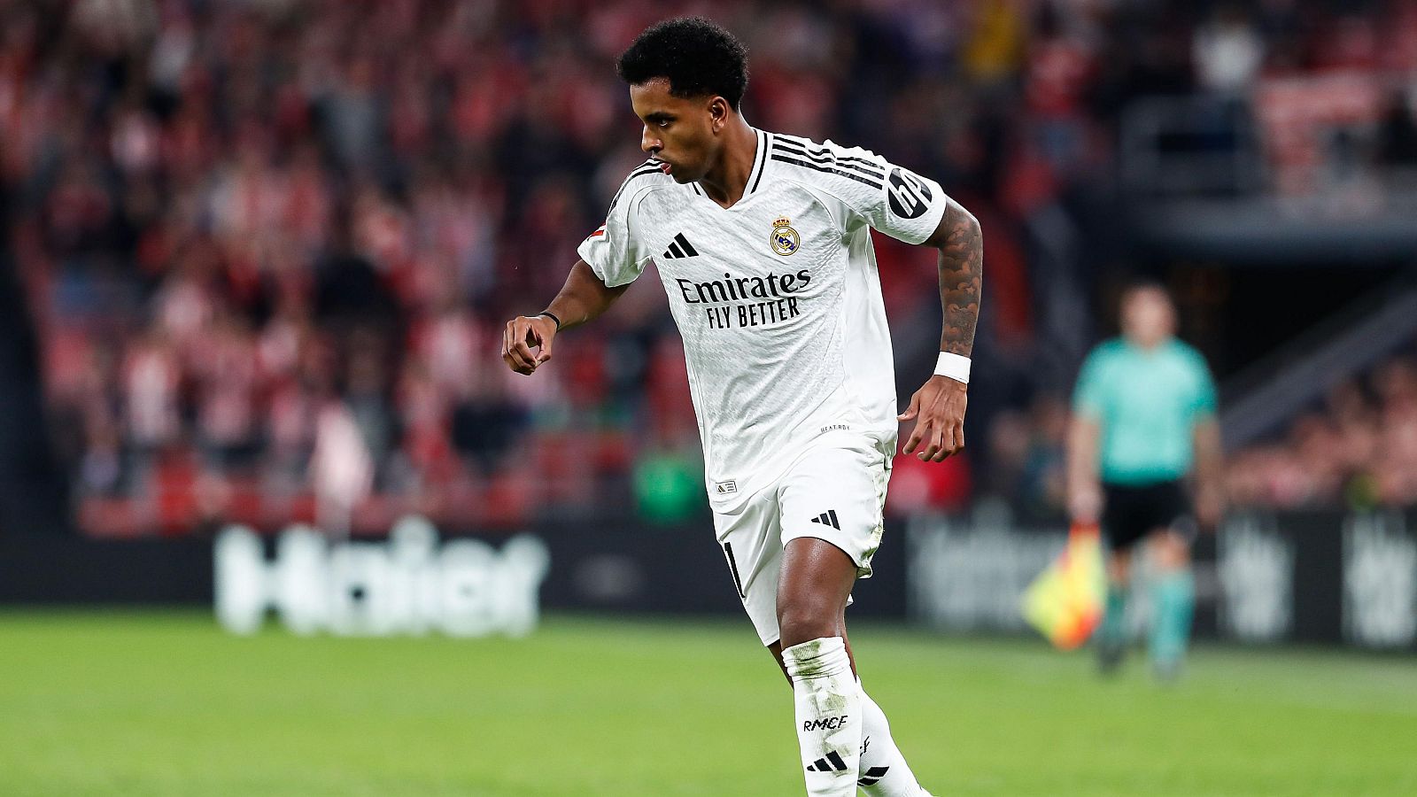 Imagen de Rodrygo Goes con la camiseta del Real Madrid (dorsal 21), patrocinada por Emirates.  La foto parece tomada durante un partido de fútbol.