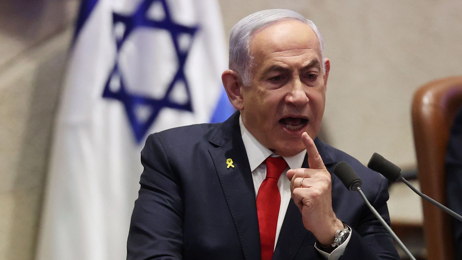 El Primer Ministro israelí, Benjamin Netanyahu, habla durante un debate convocado por la oposición en la Knesset