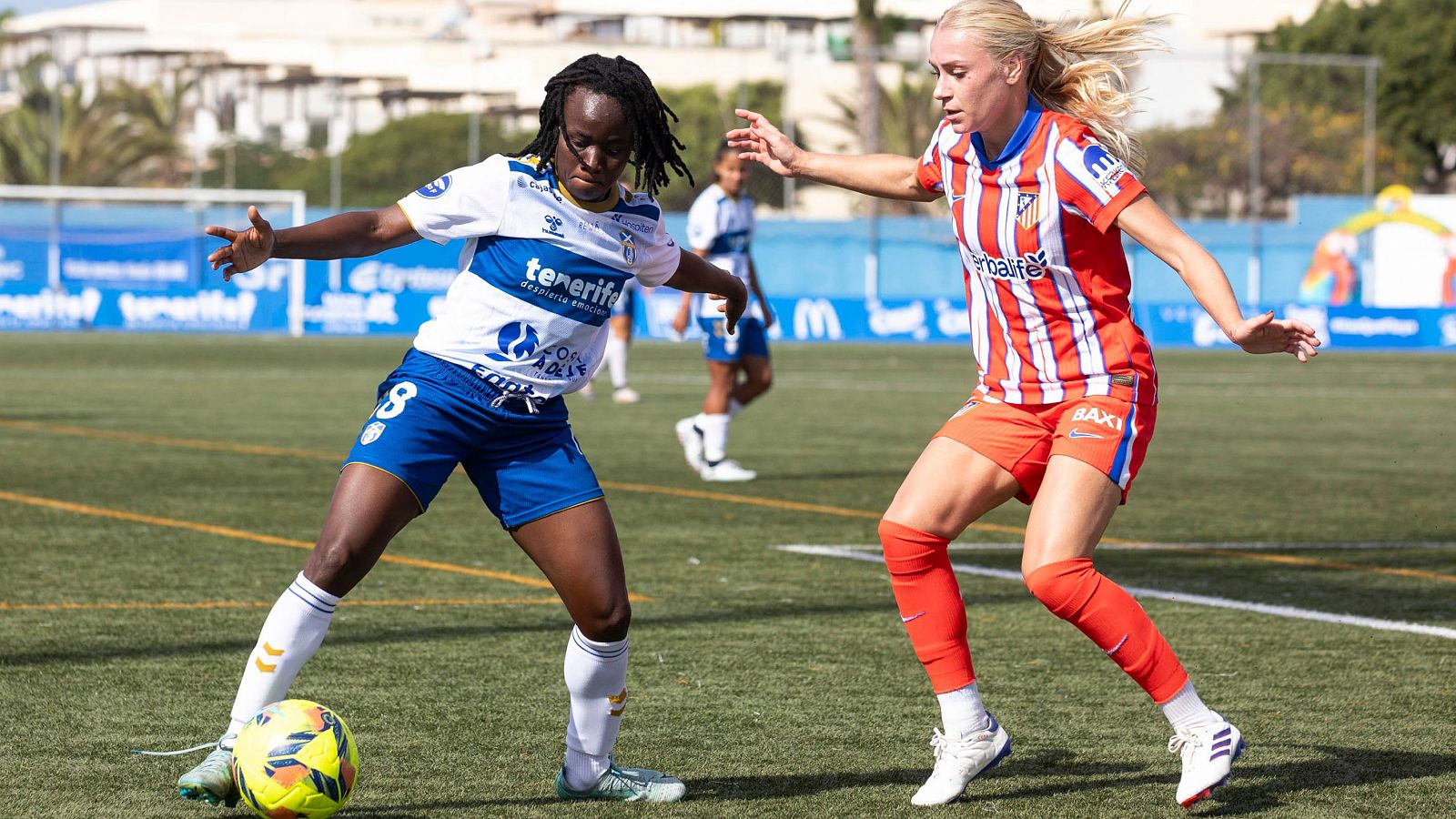 Fiamma Benítez (d) disputa un balón con la delantera del Costa Adeje Tenerife Koko Ange (i) durante el partido de la jornada 12 de la Liga F.