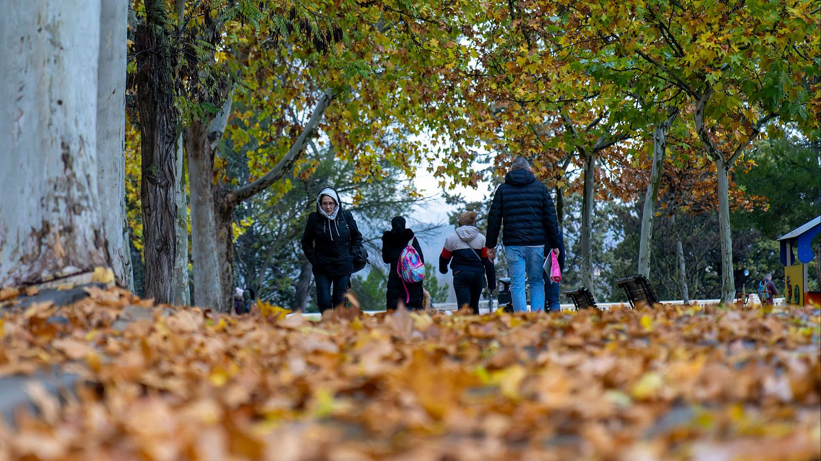 Varias personas pasean por un parque en Teruel, Aragón