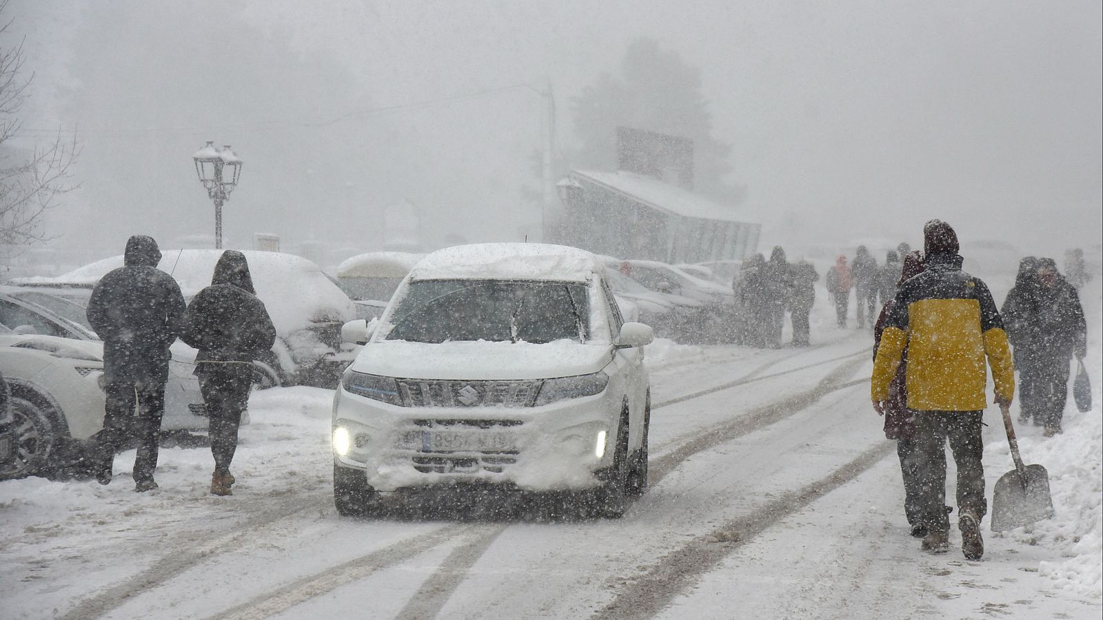 Las fuertes nevadas provocan cortes de carreteras en cinco comunidades