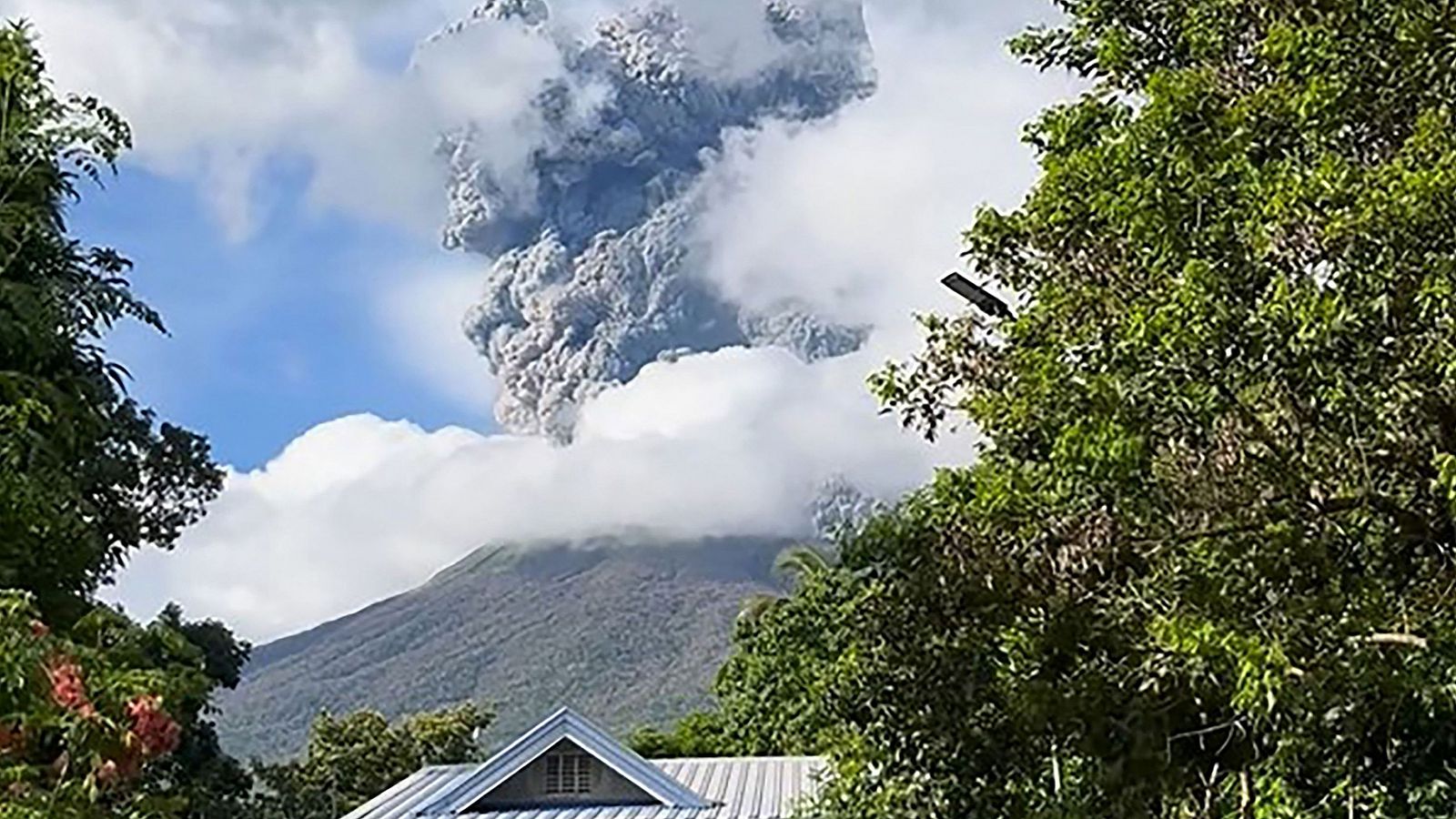 Filipinas evacúa a 87.000 personas por la erupción del volcán Kanlaon