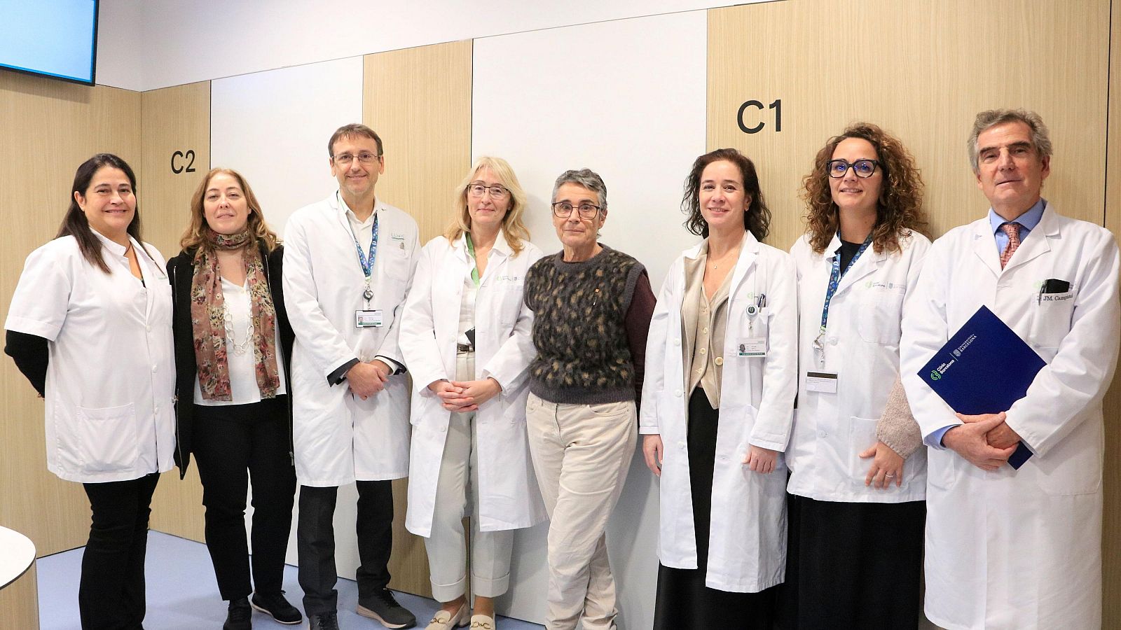 Olga Pané amb els responsables del Laboratori de Reproducció Humana Assistida de l’Hospital Clínic de Barcelona, en una visita a les noves instal·lacions. | Laura Fíguls