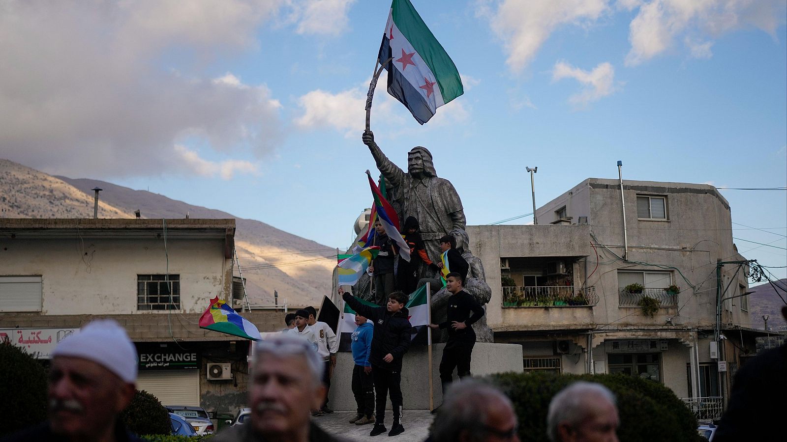 Asistentes a una manifestación celebran la caída del régimen de Al Asad en la ciudad de Majdal Shams, en los Altos del Golán