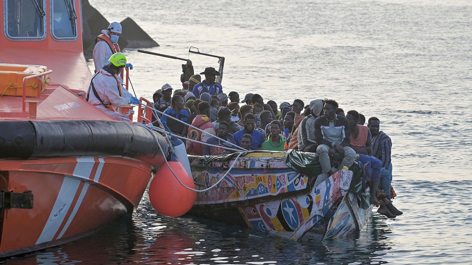 Salvamento Marítimo rescata a varias personas en un cayuco en aguas cercanas a El Hierro