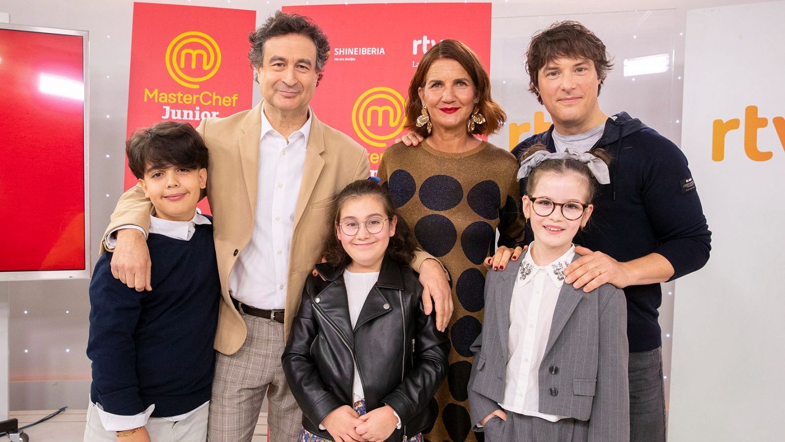 Los jueces y tres aspirantes de 'MasterChef Junior 11'