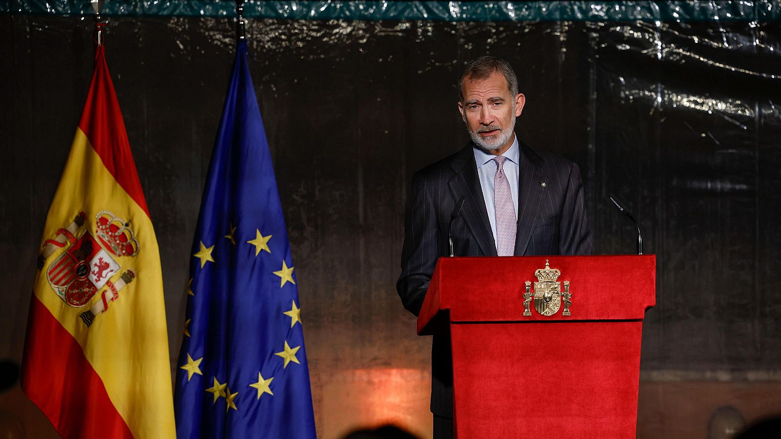 El rey Felipe interviene, en su viaje oficial a Italia, durante un encuentro con una representación de españoles