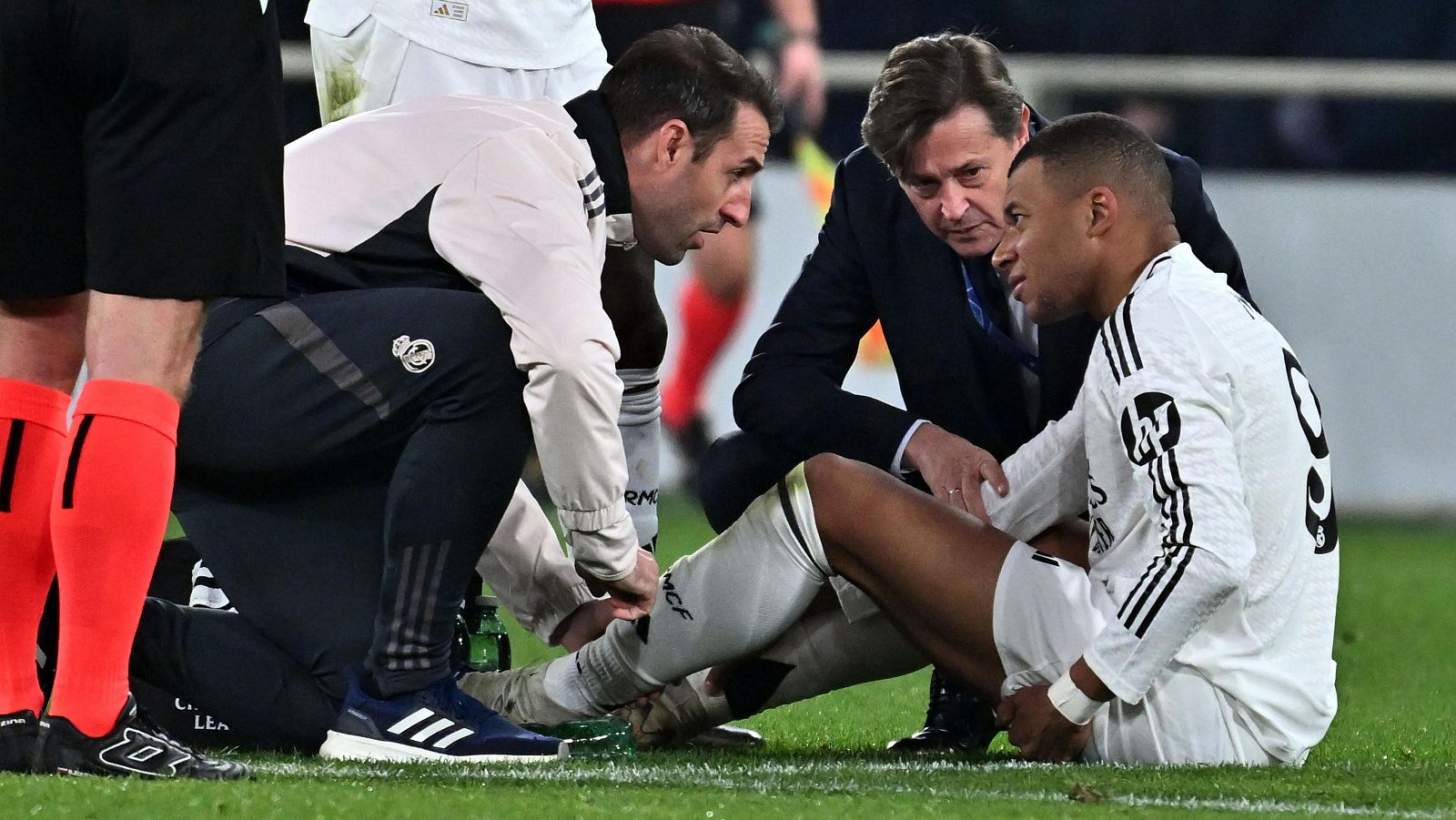 Los médicos del Madrid atienden a Mbappé, lesionado ante el Atalanta