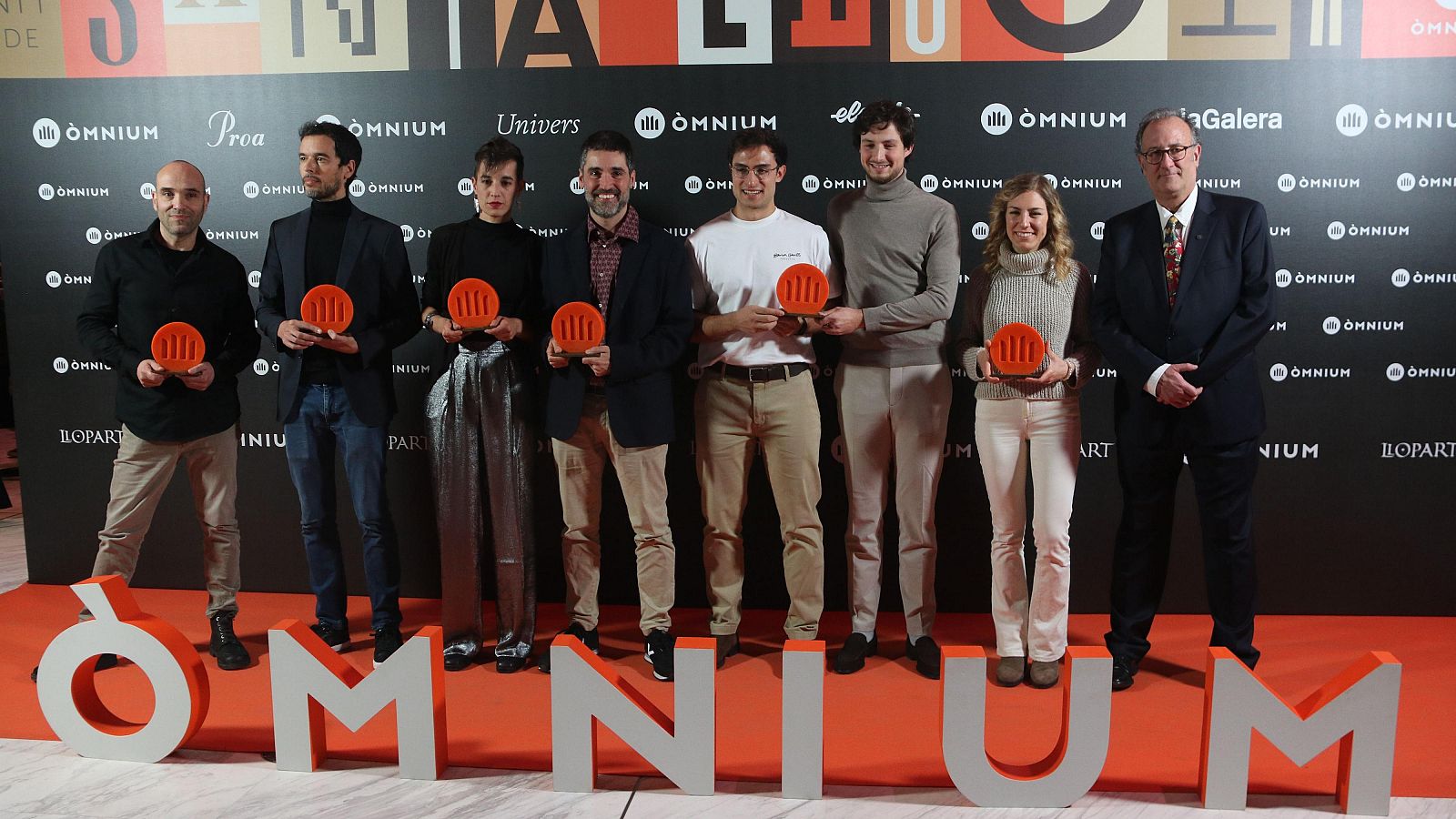 Fotografia de família amb els autors premiats a la Nit de Santa Llúcia 2024