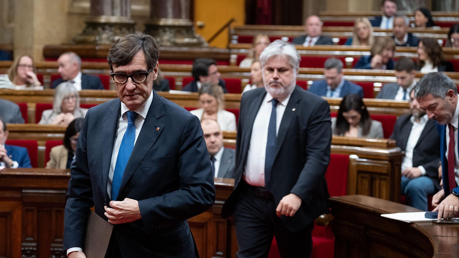 Salvador Illa abandona l'hemicicle del Parlament 