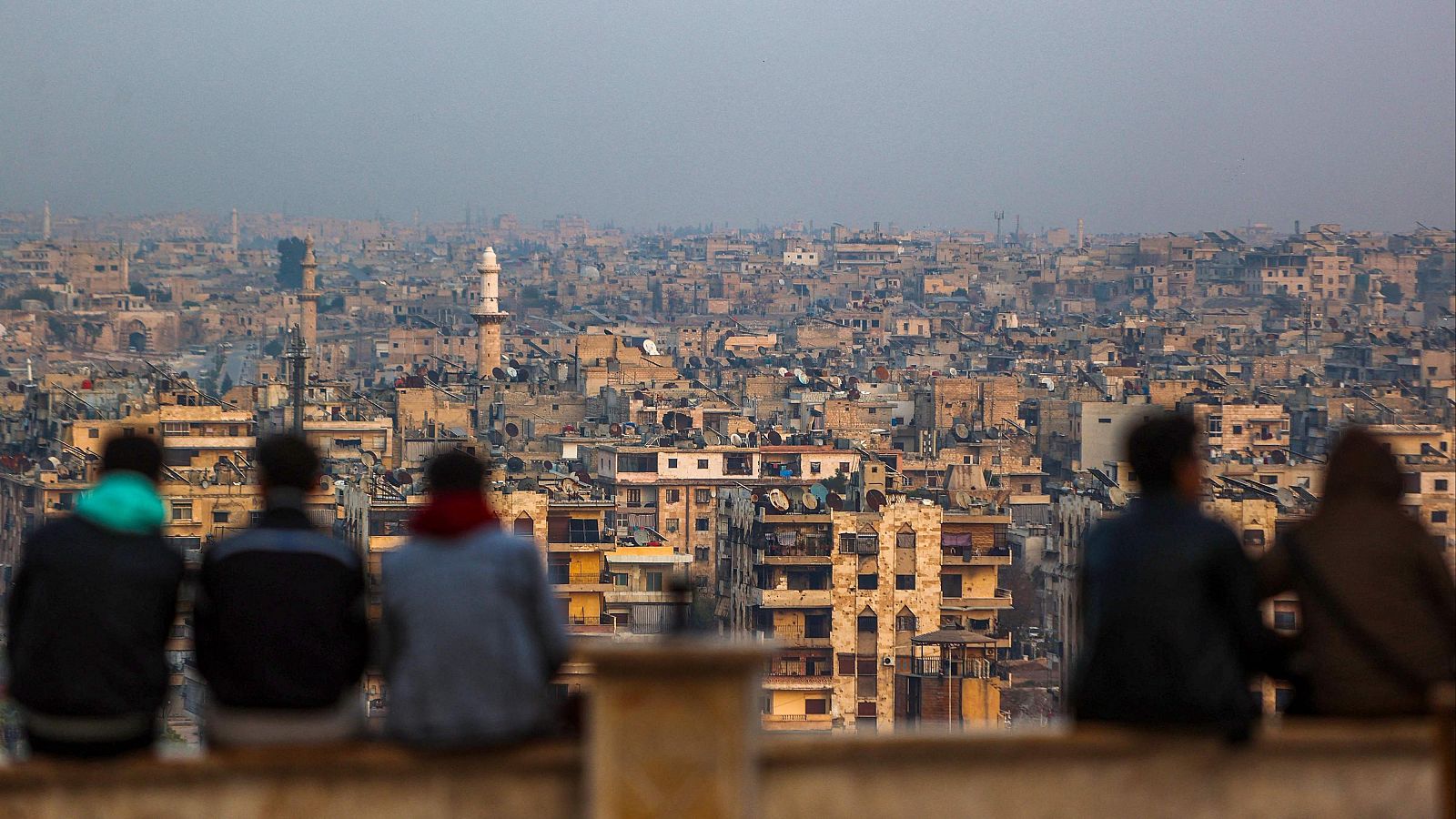 Siria: Jóvenes sentados en un lugar con vistas a la ciudad de Alepo