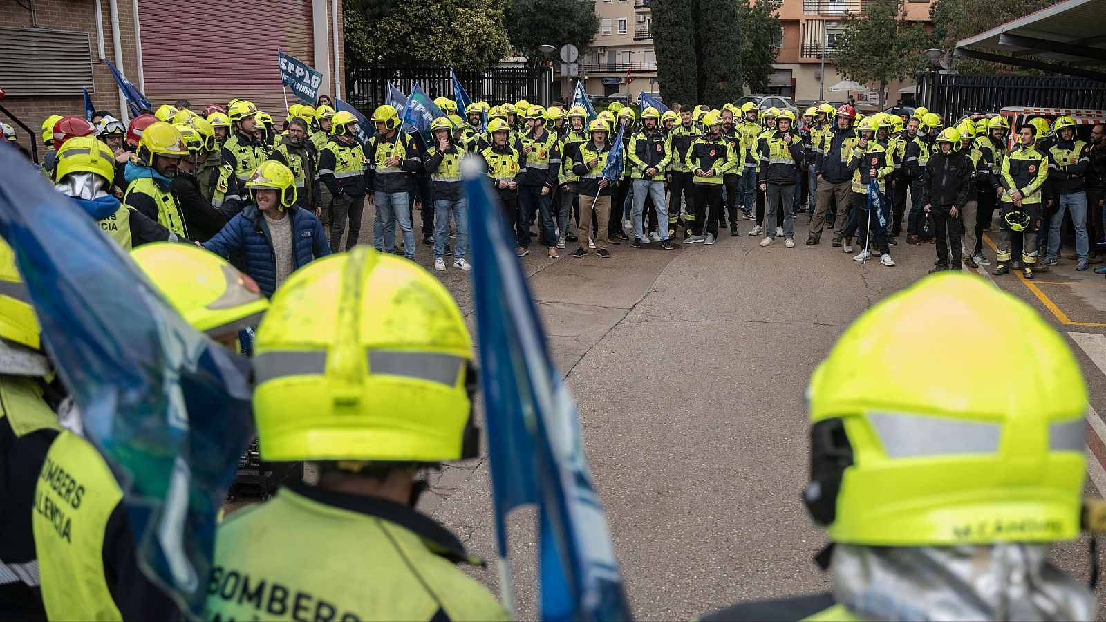 Bomberos durante una concentración para reclamar el cese del jefe de Bomberos de Valencia por la gestión de la DANA