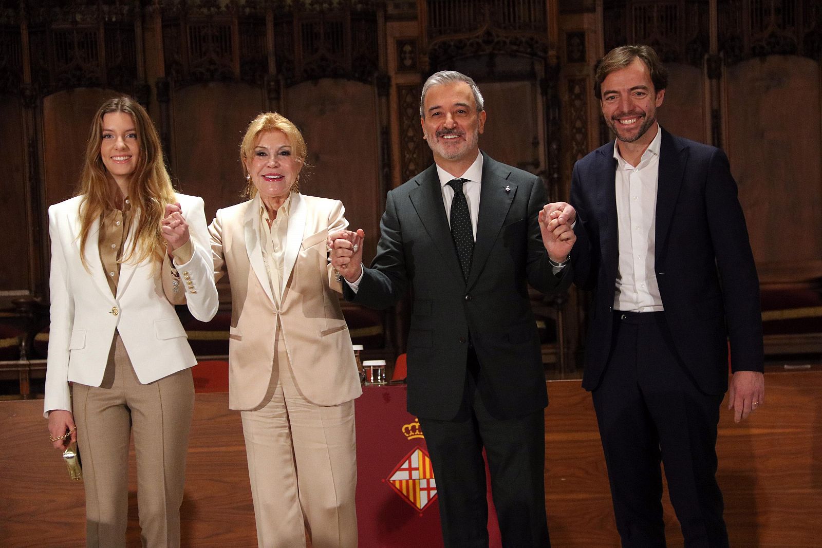 Cuatro personas, incluyendo Carmen Thyssen-Bornemisza y el alcalde de Barcelona, en una rueda de prensa.  Todos visten de traje y se dan la mano.