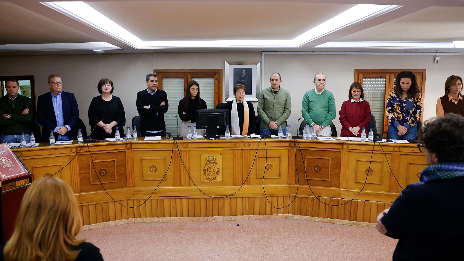 Minuto de silencio durante el pleno del Ayuntamiento de Chiva en el que se ha aprobado la moción de censura