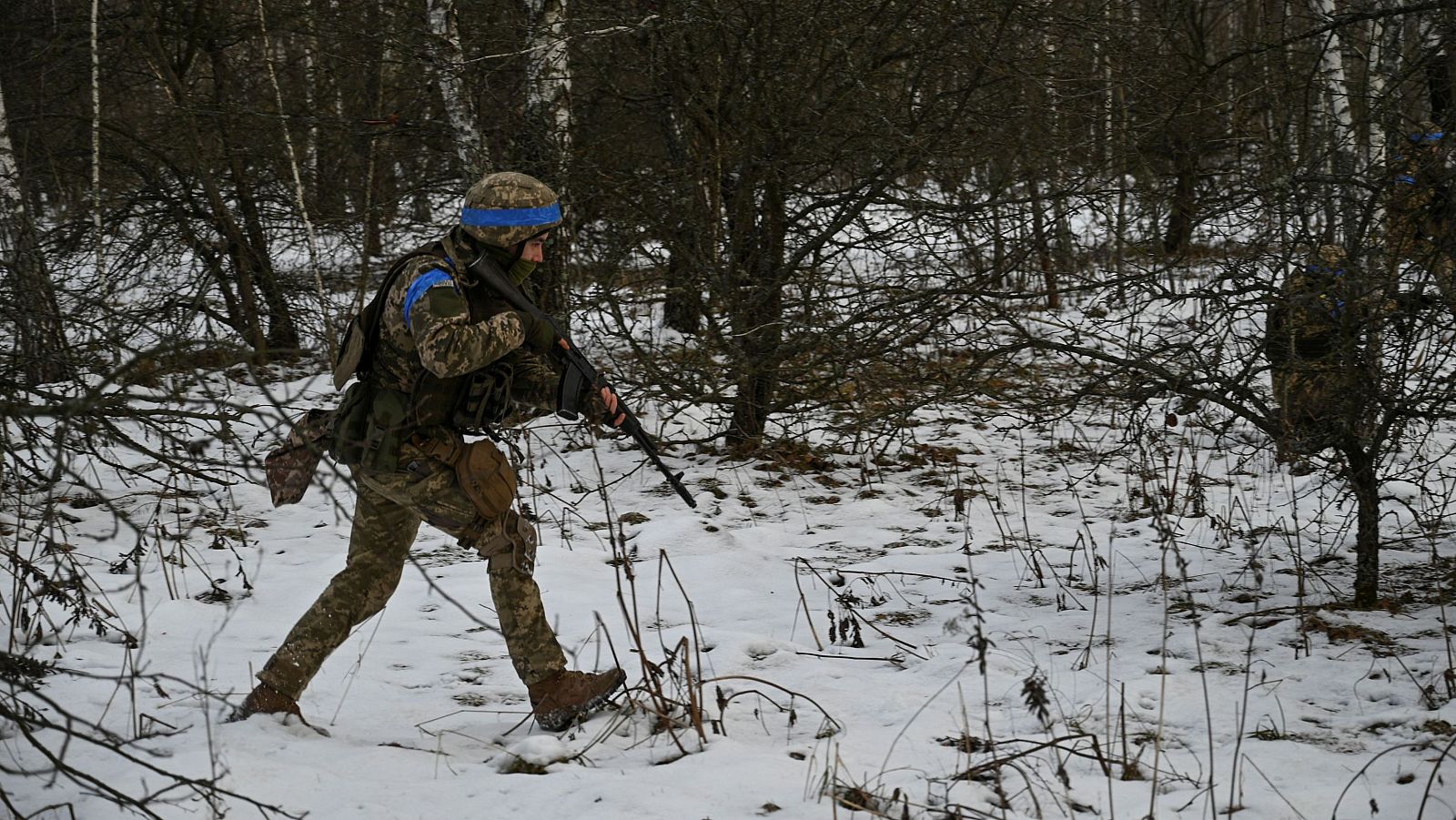 La frustración de los militares ucranianos: un soldado entrena en Chernígov