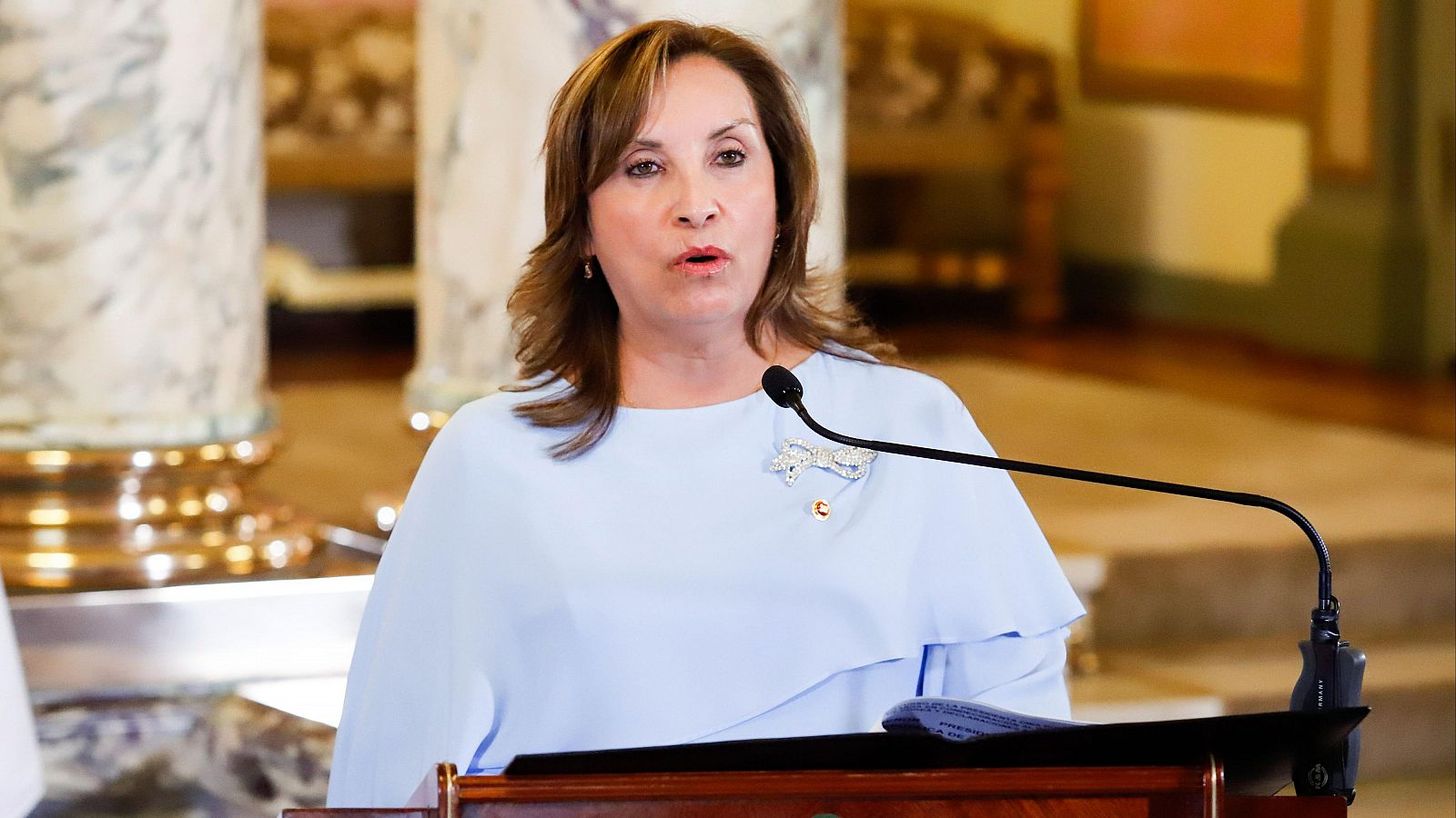 La presidenta de Perú, Dina Boluarte, en el salón Dorado del Palacio de Gobierno en Lima