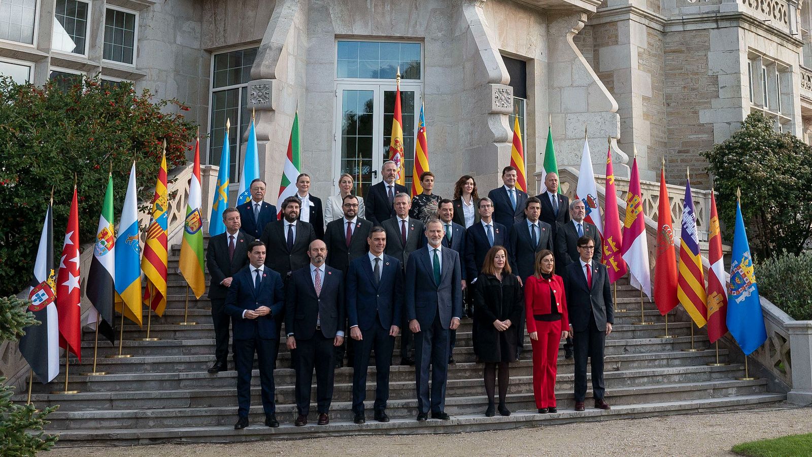 El rey Felipe VI, el presidente del Gobierno, Pedro Sánchez, junto a los presidentes autonómicos en la Conferencia de Presidentes