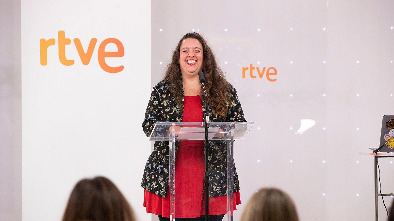 Lourdes Cecilia Calderón Mariscal sonriendo y presentando en la ceremonia de entrega de diplomas de Impulsa Visión RTVE Ayudas a la Investigación