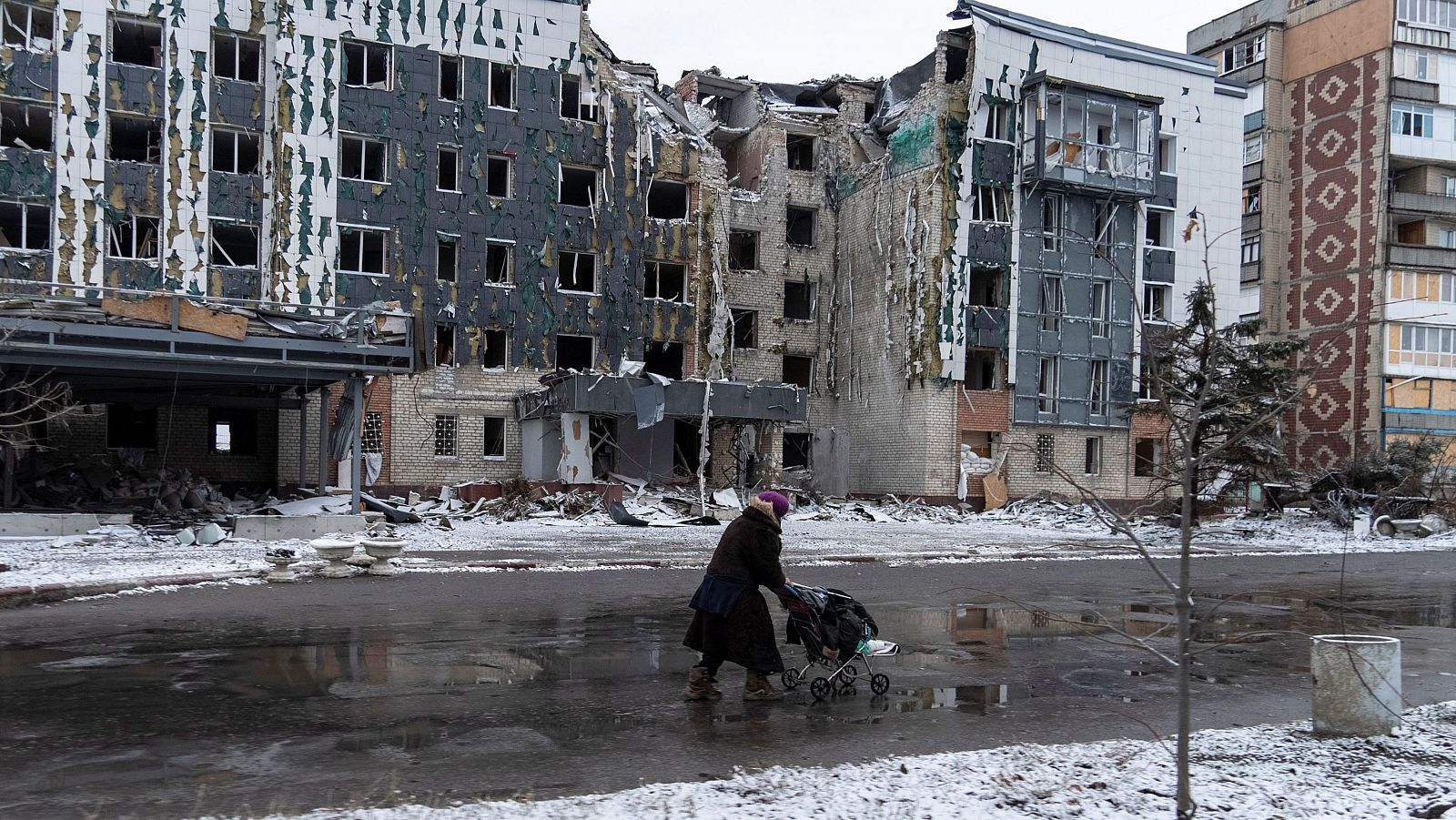 Una mujer camina delante de un edificio atacado por misiles rusos en la región del Donetsk