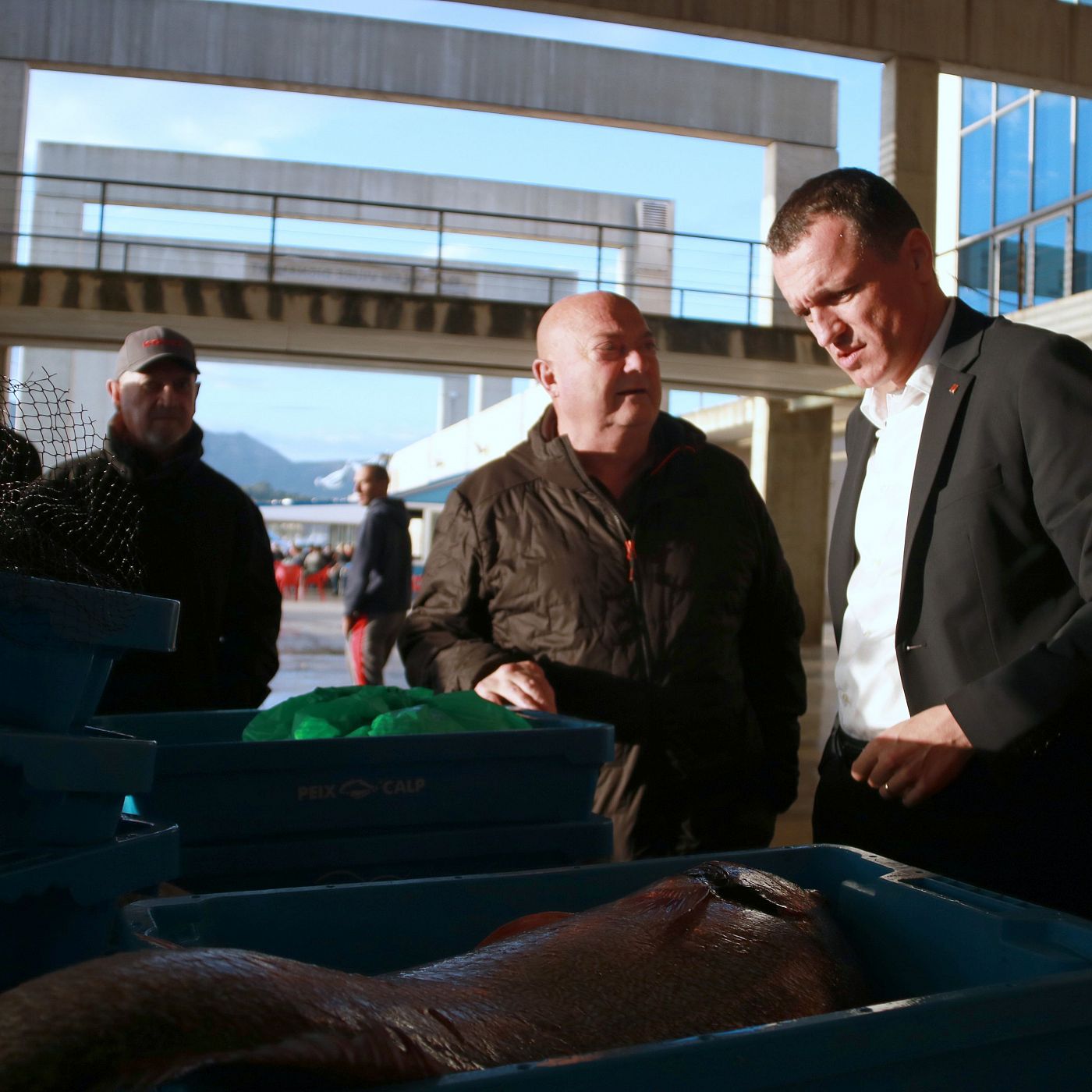 El conseller d'Agricultura, Ramaderia i Pesca Òscar Ordeig, juntament amb el president de la confraria de la Ràpita, Eusebio Rosales | ACN