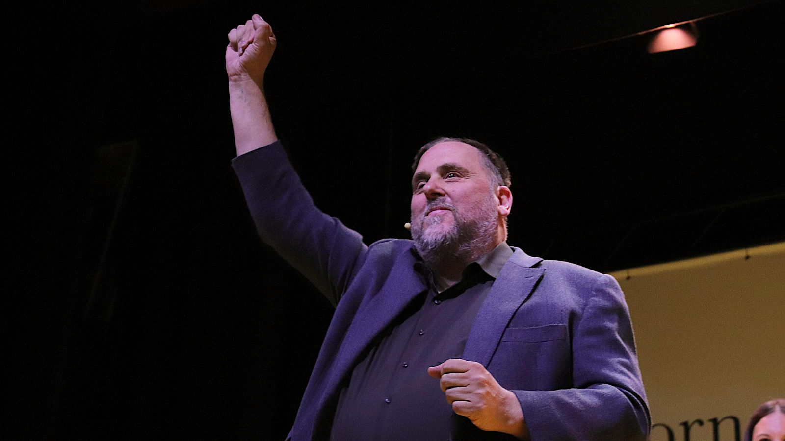 Oriol Junqueras alça el puny en un acte de 'Militància decidim' durant la campanya per a la presidència d'ERC