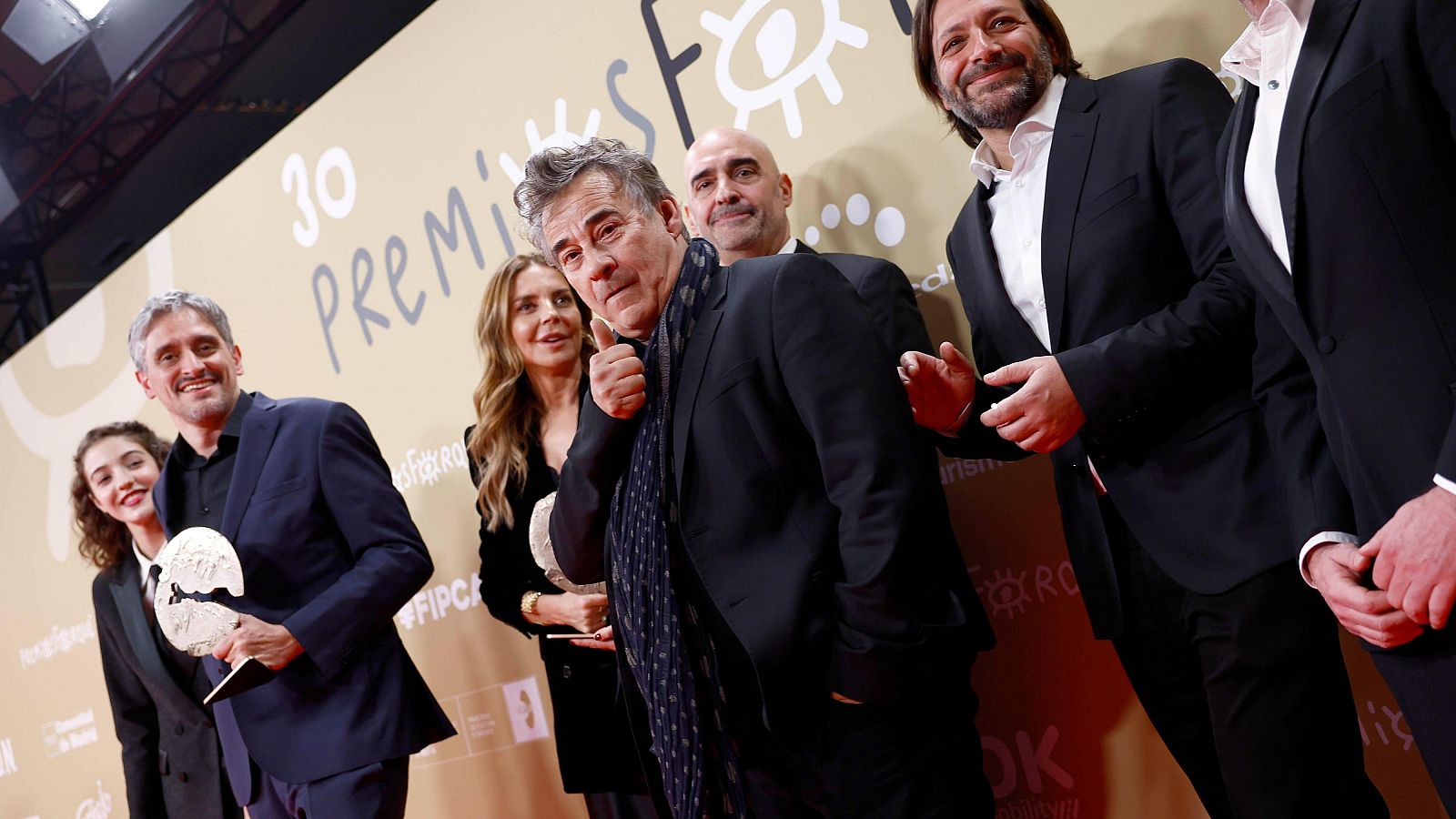 El equipo de 'El 47' tras ganar el Forqué a mejor largometraje de ficción