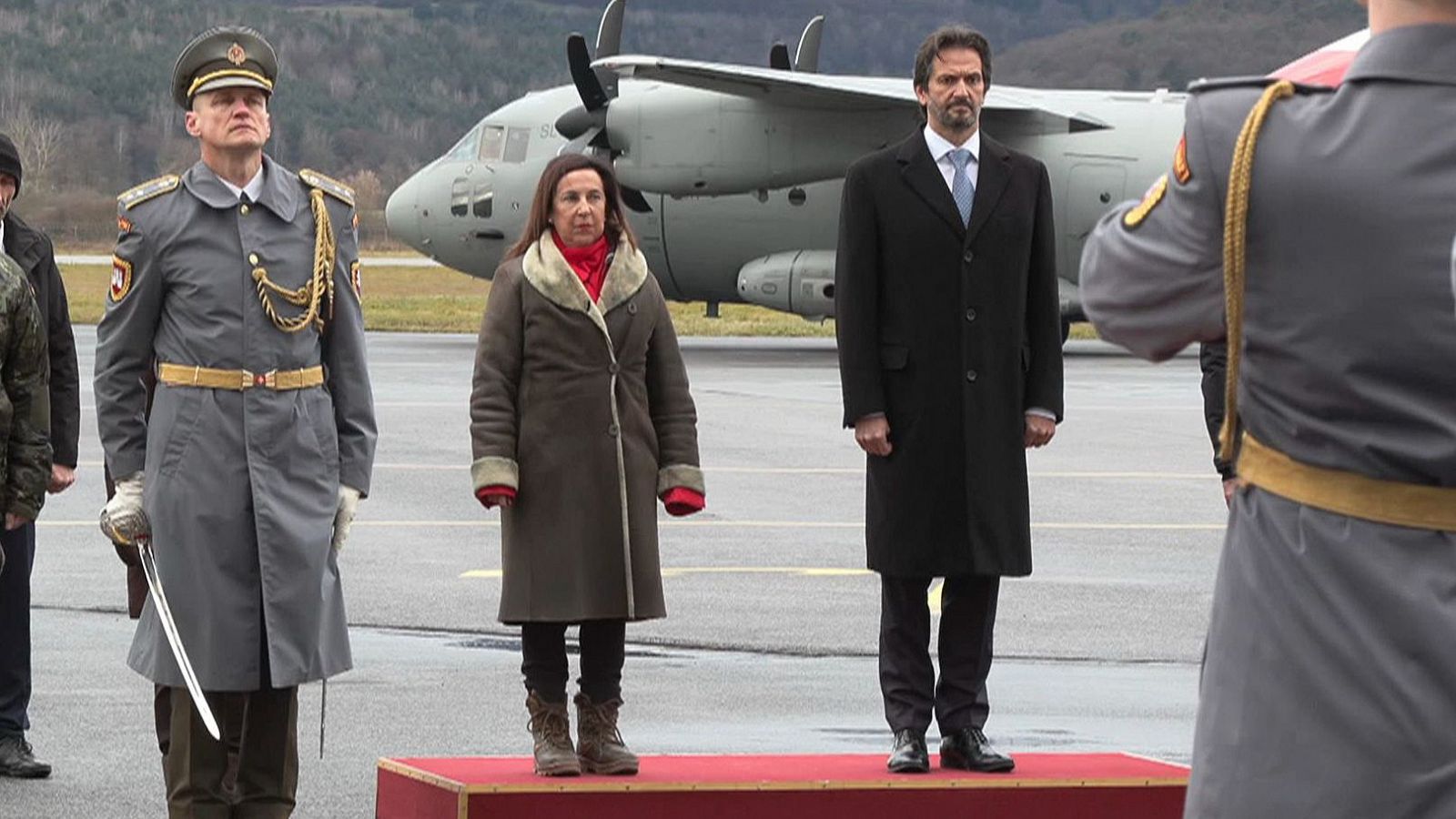 La ministra de Defensa, Margarita Robles, junto al ministro de Defensa eslovaco, Robert Kalinak