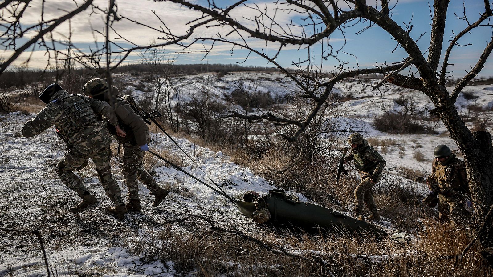 Soldados ucranianos de la 24 Brigada Mecanizada participan en un ejercicio de medicina táctica y atención de bajas en combate en un lugar no revelado en la región de Donetsk