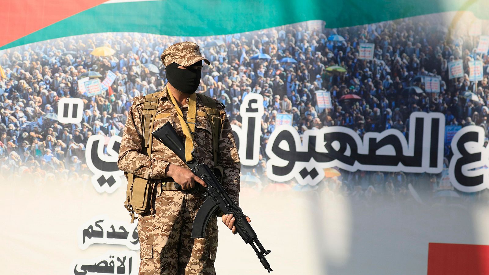 Un soldado hutí durante una protesta contra Estados Unidos e Israel en Saná, Yemen