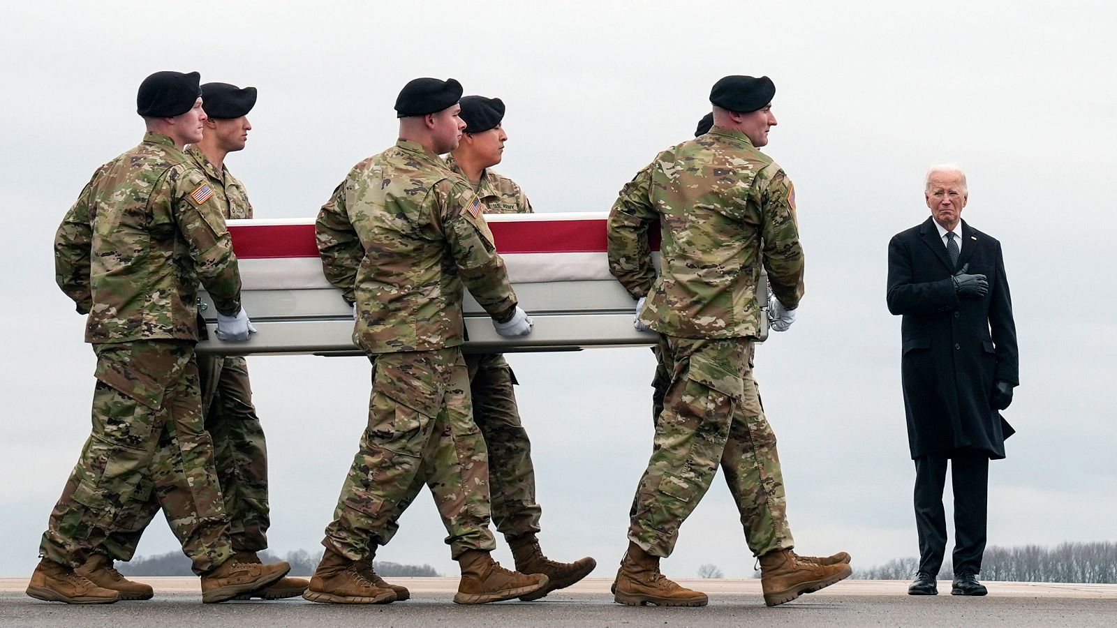 El presidente estadounidense, Joe Biden, durante el traslado del cadáver de la sargento Kennedy Ladon, una de las víctimas mortales del ataque contra una base militar en Jorndania