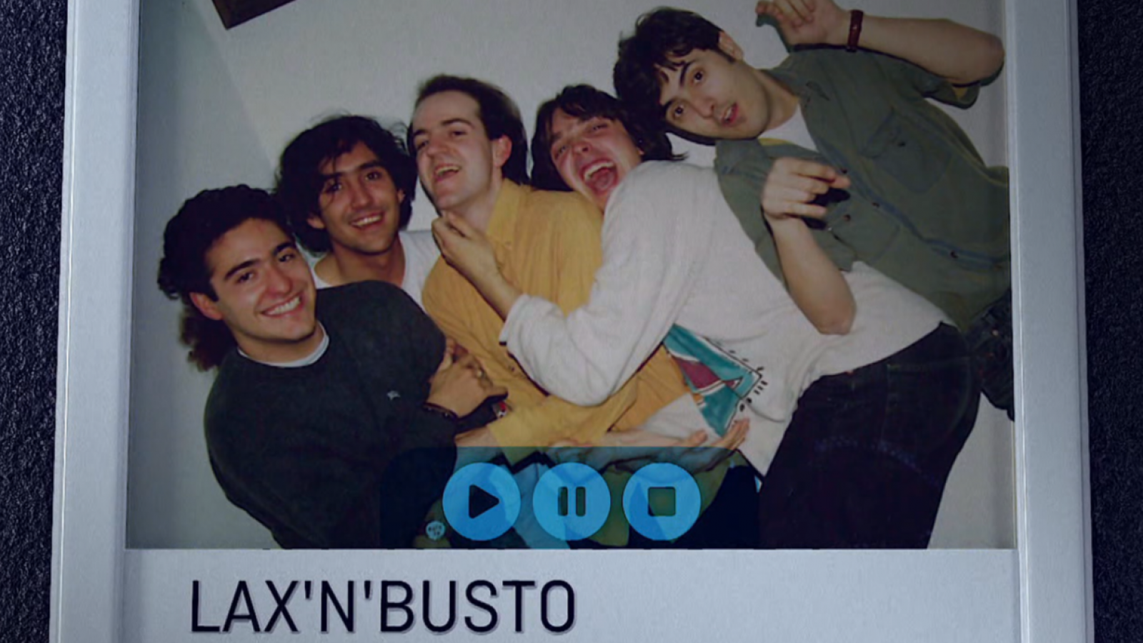 Els membres del grup Lax'nBusto, amb roba informal, en una foto tipus polaroid.  Es veuen icones de reproducció multimèdia a sota.