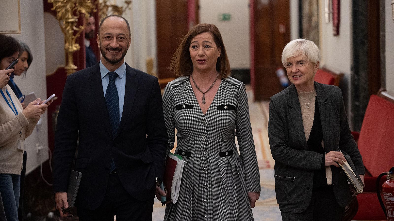 El vicepresidente primero de la Mesa, Alfonso Rodríguez Gómez de Celis; la presidenta, Francina Armengol y la secretaria segunda de la Mesa, Isaura Leal