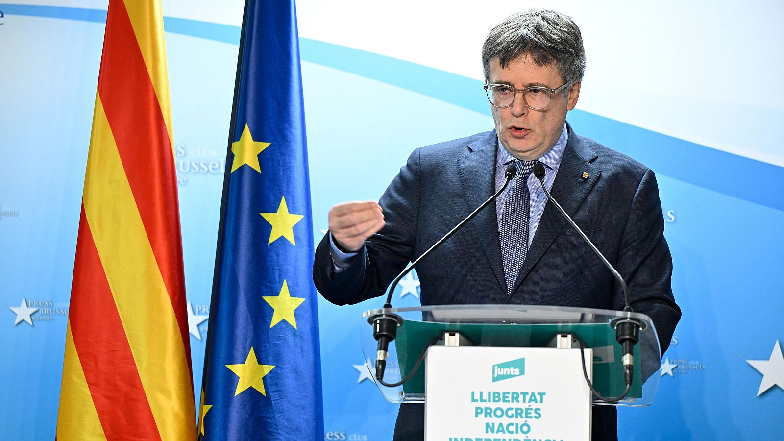 El expresidente catalán, Carles Puigdemont, ofrece declaraciones a los medios de comunicación