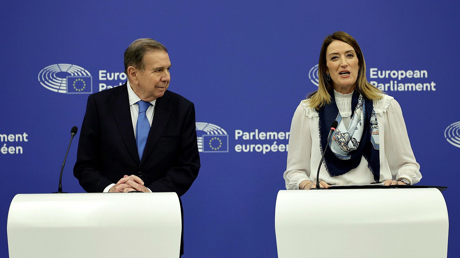 Edmundo González junto a Roberta Metsola