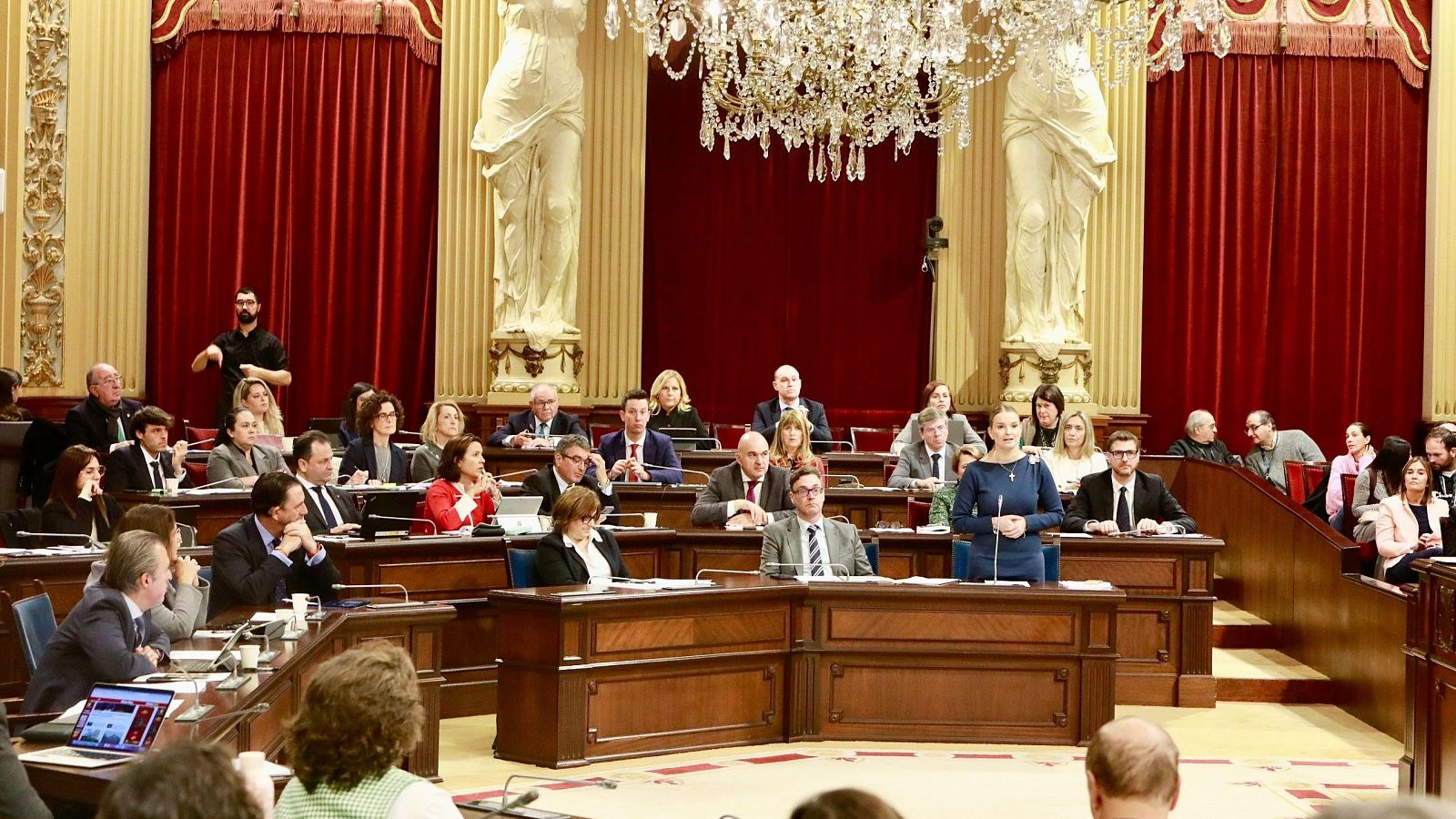 La presidenta del Govern, Marga Prohens, en el pleno de este martes en el Parlament